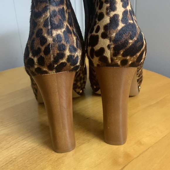 Vince Camuto Nevvina Genuine Cow Hair Leopard Print Heeled Bootie Sz 8.5M EUC - Picture 6 of 10